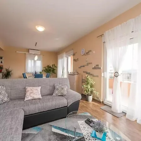 Appartement Apartments Iva- With Pool